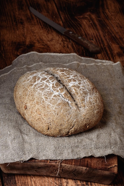 Фото Свежеиспеченная буханка ржаного хлеба