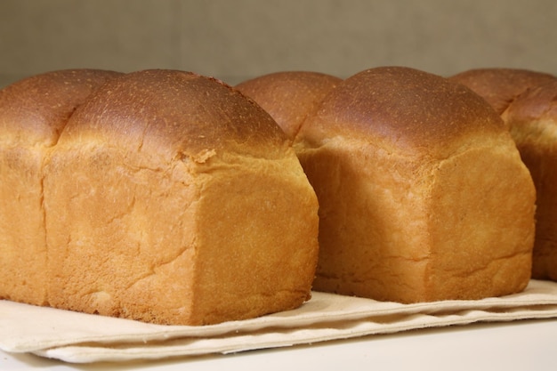 朝食やサンドイッチに最適な金色の茶色のパン