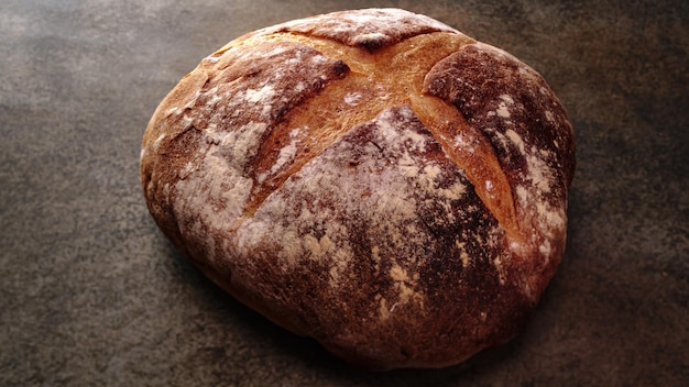 На кухонном столе свежеиспеченный натуральный хлеб.