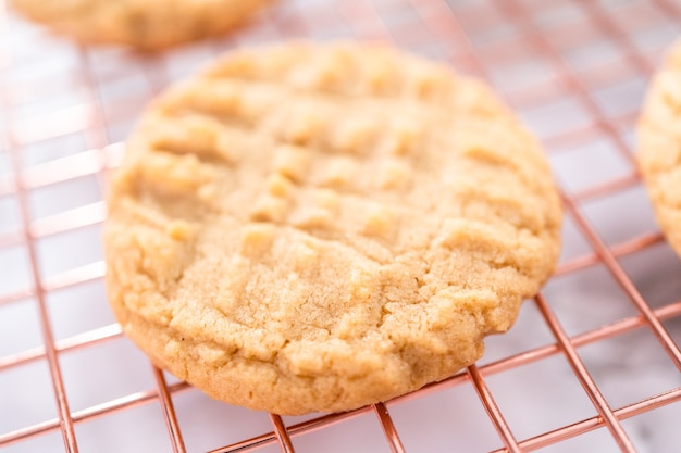 Свежеиспеченное печенье с арахисовым маслом охлаждается на сушилке.