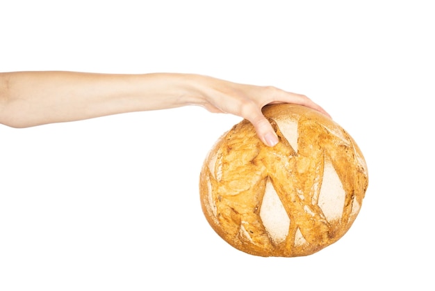 Свежеиспеченный круглый хлеб в руке на белом фоне