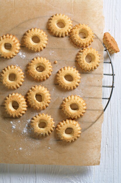 Biscotti di pasta frolla appena sfornati su carta marrone