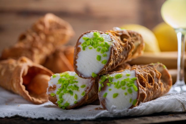 Cannoli siciliani appena sfornati spolverati di zucchero a velo