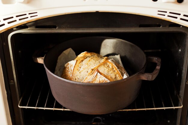 Photo freshly baked sourdough bread cast iron