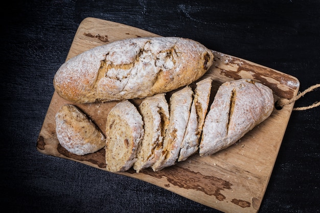 Pane tradizionale appena sfornato sul tavolo di legno pane di farina d'avena