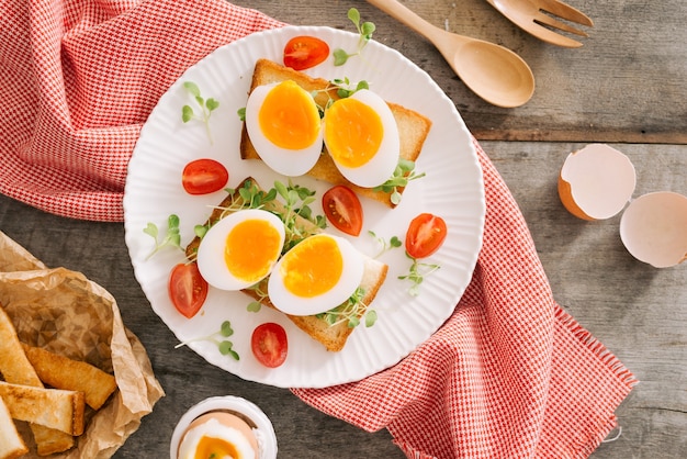 木の板にゆでたての白卵。健康的なフィットネスの朝食。