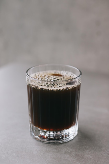 グラスマグに新鮮に造されたドリップコーヒー灰色の背景のコーヒーカップ