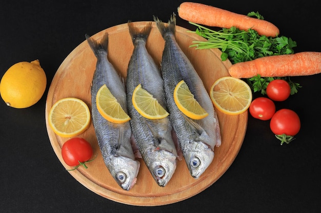Свежая рыба Bogue или Boops Boops рыба готова к приготовлению на деревянной доске для резки турецкое название рыба Kupes