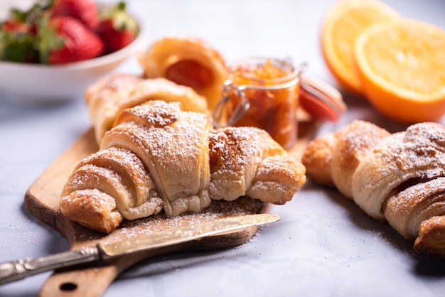 Photo freshly croissant served on a table close up