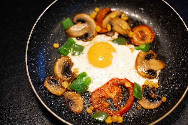 フライパンで野菜と焼きたての卵