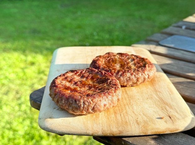 焼きたてのハンバーガー