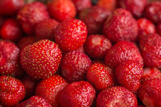 свежесобранная клубника, полный кадр. Красные сладкие свежие ягоды как текстура.