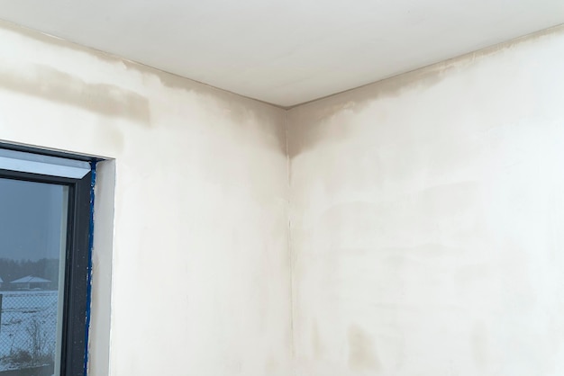 Photo freshly laid gypsum on the walls and ceiling of a newly built detached house