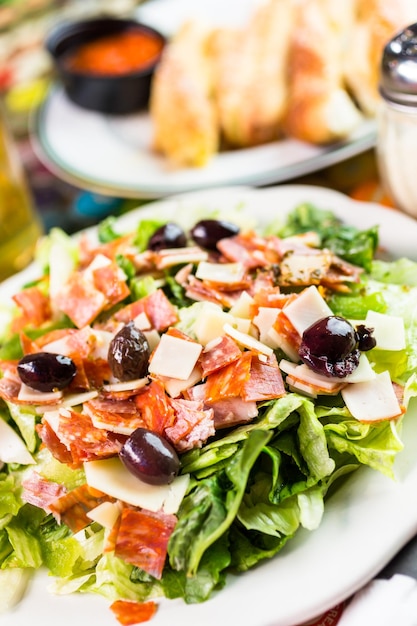 Insalata tritata italiana appena fatta nel ristorante italiano.