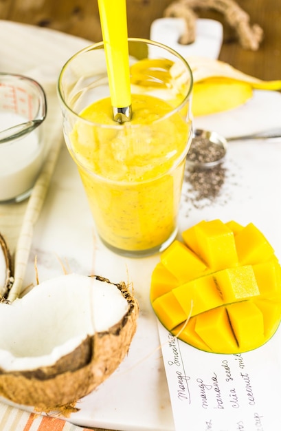 Frullato di banana e mango appena fatto con semi di chia.