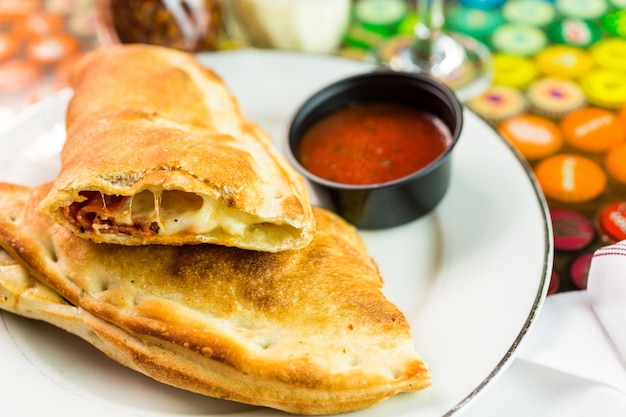 Calzone ai peperoni appena fatto nel ristorante italiano.