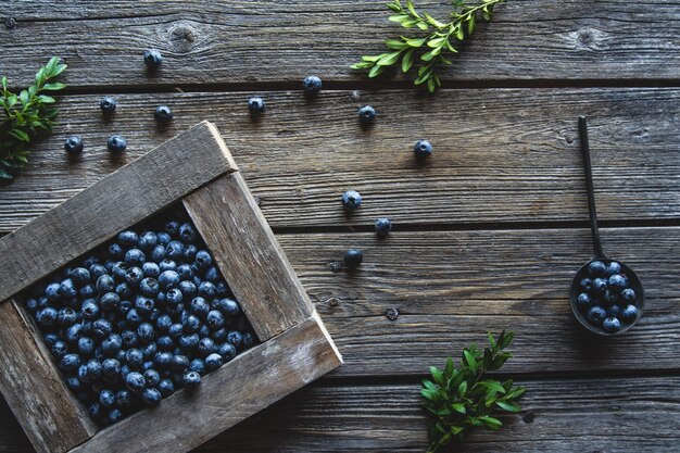 I mirtilli appena raccolti sono in una scatola di legno. cibo sano, salute