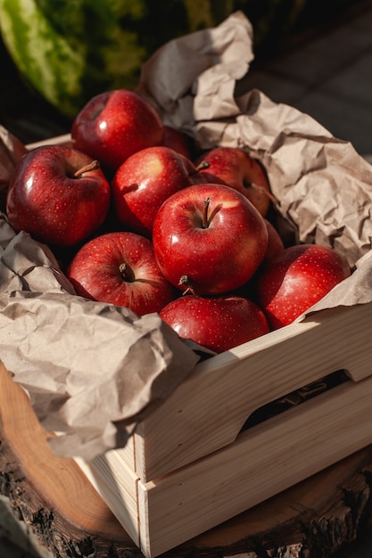 갓 잔디에 나무 상자에 빨간 사과를 고른. 수확.