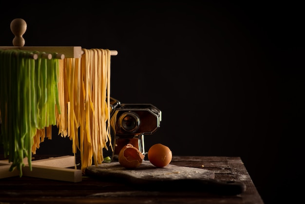 갓 준비한 Tagliatelle 페이스트를 목재 건조기에서 건조, 전통 이탈리아 요리