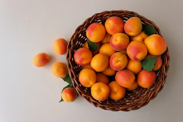 Photo freshly ripe apricots in a wicker basket