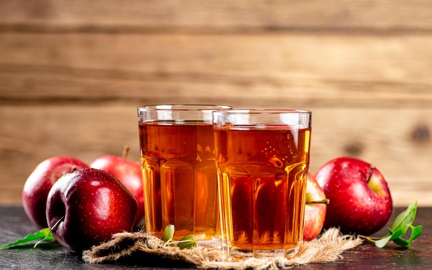 Свежевыжатый яблочный сок в стакане