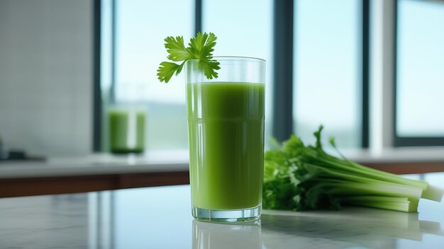 Foto succo di sedano appena spremuto in un bicchiere di vetro in una cucina luminosa con un mucchio di prezzemolo il concetto di una corretta alimentazione e l'assunzione di sostanze nutritive al mattino cucina sana da soli