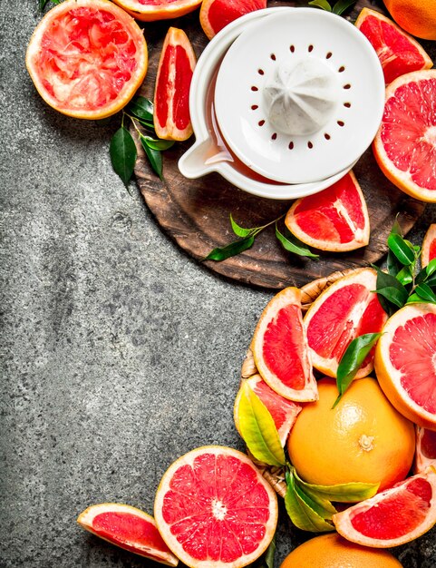 Succo di pompelmo appena spremuto con pezzi di frutta.