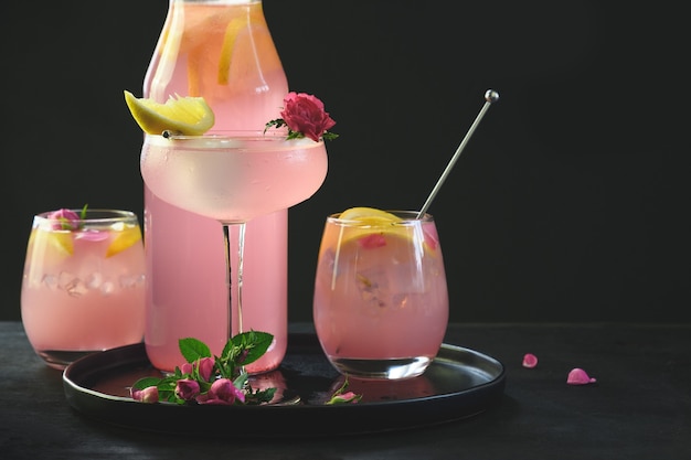 Напиток свежести или лимонад с лимоном и розой