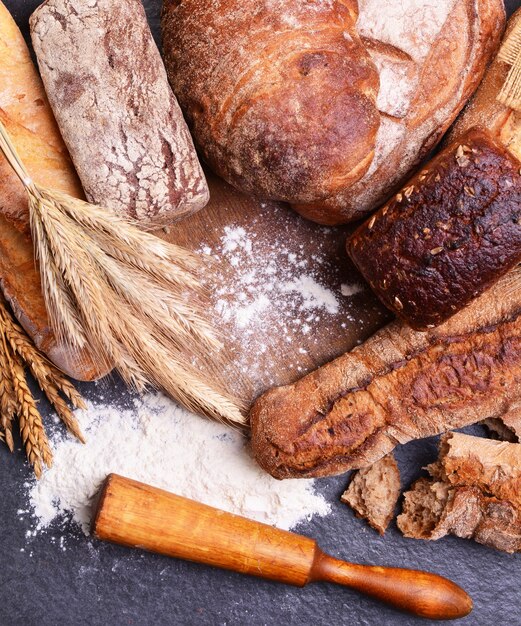 Foto freschezza di pane profumato e spighe di grano