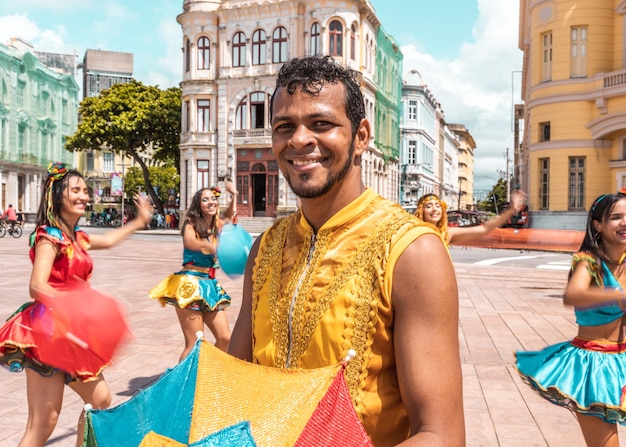 Фото Танцоры frevo на уличном карнавале в ресифи пернамбуку, бразилия