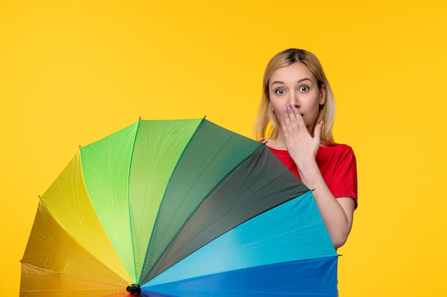 Frevo schattig blond meisje dat Braziliaans festival viert, geschokt om de mond te bedekken