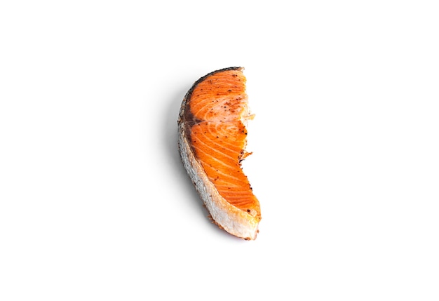白い背景で隔離のフリードサーモンステーキ。赤い魚。高品質の写真
