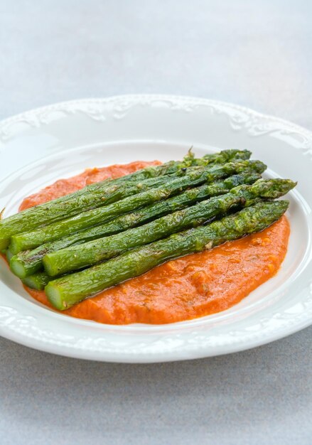 Asparagi fritti con salsa romesco