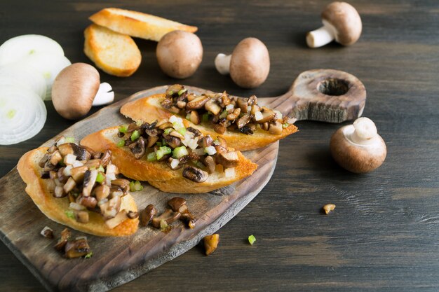 Fried baguette slices with mushrooms, garlic and herbs.