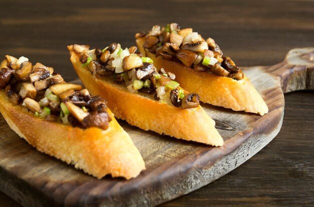 Fried baguette slices with mushrooms, garlic and herbs.