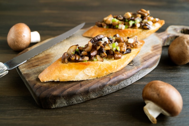 Fried baguette slices with mushrooms, garlic and herbs.