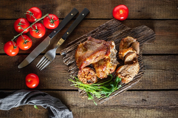 Carne di maiale fritta al forno o barbecue di manzo che prepara mea sano