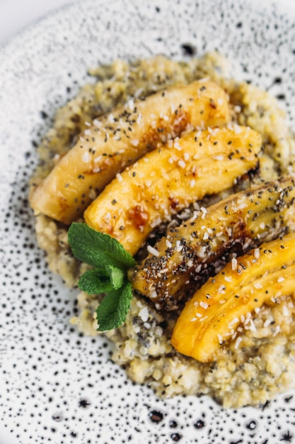 Foto banane fritte con porridge su un piatto