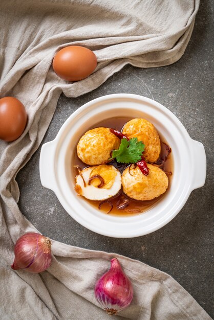 Photo fried boiled egg with tamarind sauce