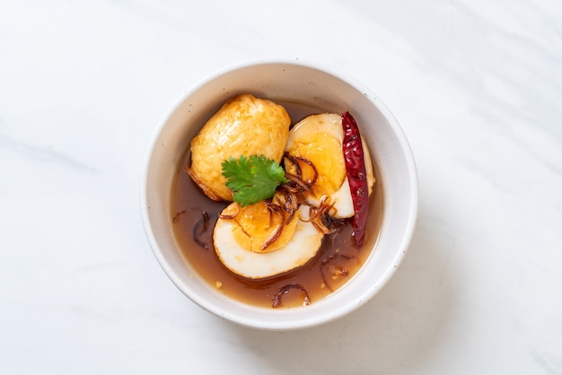 Photo fried boiled egg with tamarind sauce