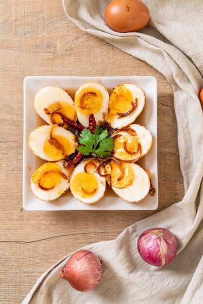 Photo fried boiled egg with tamarind sauce