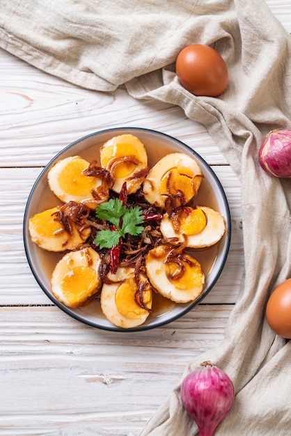 Photo fried boiled egg with tamarind sauce