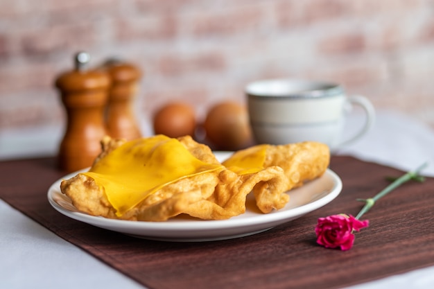 Photo fried bread with yellow cheese and coffee