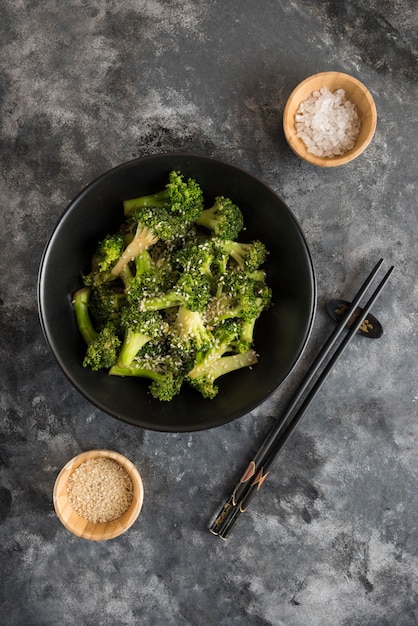 Foto broccoli fritti su composizioni di sfondo scuro