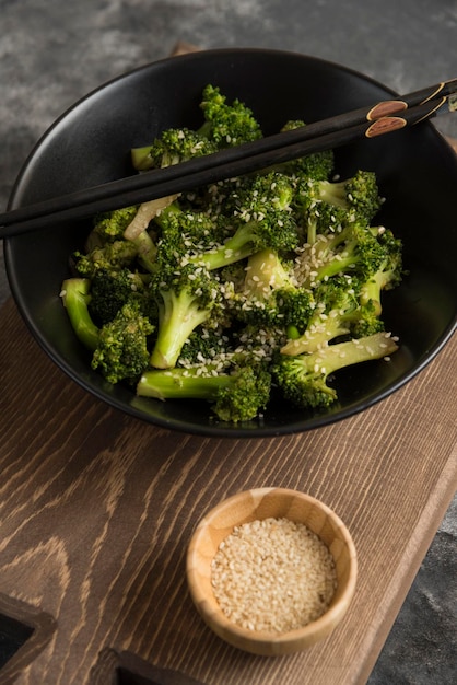 Photo fried broccoli on wood cutting board composition