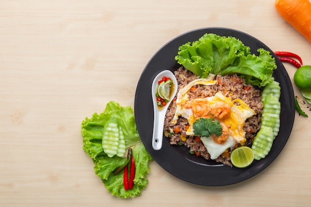 Fried brown rice with shrimp and fried egg in Thai