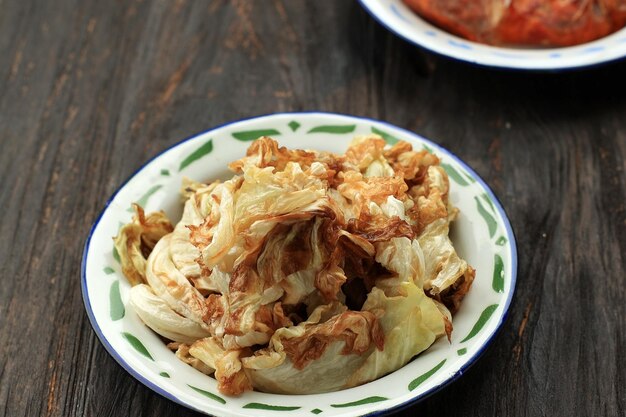 Photo fried cabbage on enamel plate