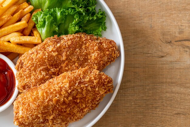 Photo fried chicken breast fillet steak with french fries and ketchup