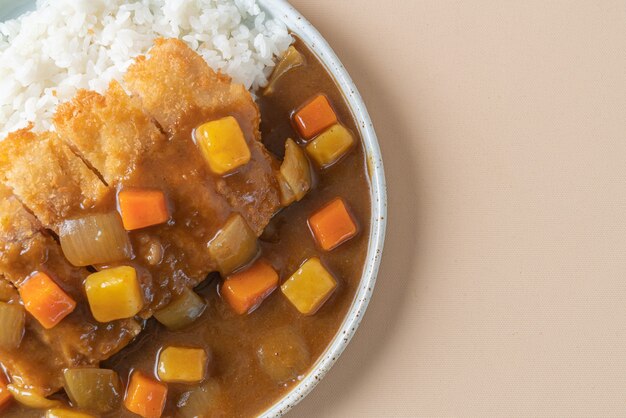 フライドチキンカレーカレーライス-日本食スタイル