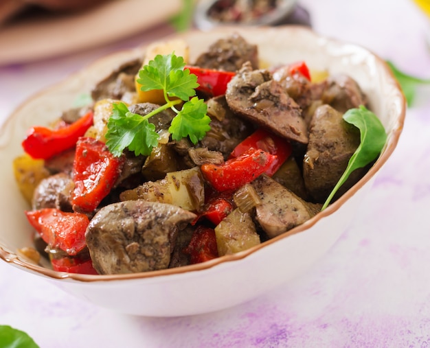Жареная куриная печень с яблоками и паприкой в миске